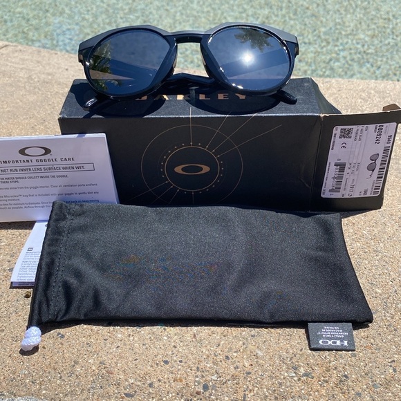 Oakley sunglasses new in box never worn - Picture 2 of 8